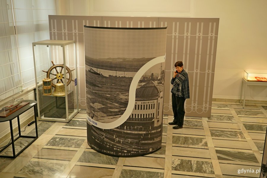 Jedna z uczestniczek wernisażu przyglądająca się wystawie &bdquo;Gdynia x 10&rdquo; 