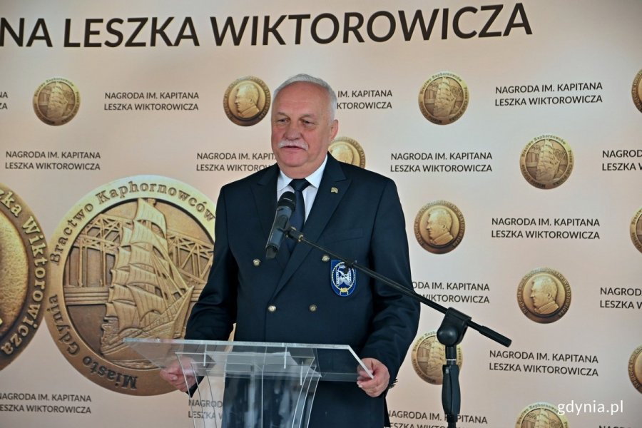 Marek Padjas z Bractwa Kaphornowców podczas gali wręczenia Nagrody im. Kapitana Leszka Wiktorowicza