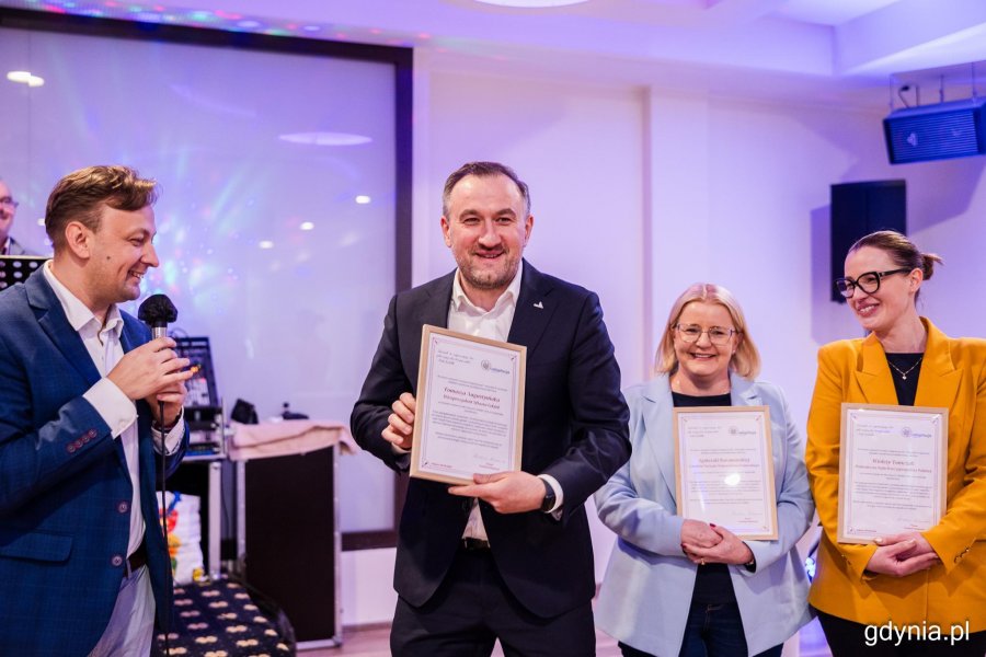 Na zdjęciu (od prawej): posłanka Wioleta Tomczak, członkini zarządu wojew&oacute;dztwa pomorskiego Agnieszka Baranowska, wiceprezydent Gdyni Tomasz Augustyniak i prezes Fundacji Adaptacja Kordian Kulaszewicz