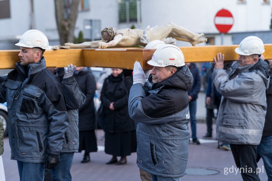 Stoczniowcy niosący krzyż podczas Gdyńskiej Drogi Krzyżowej