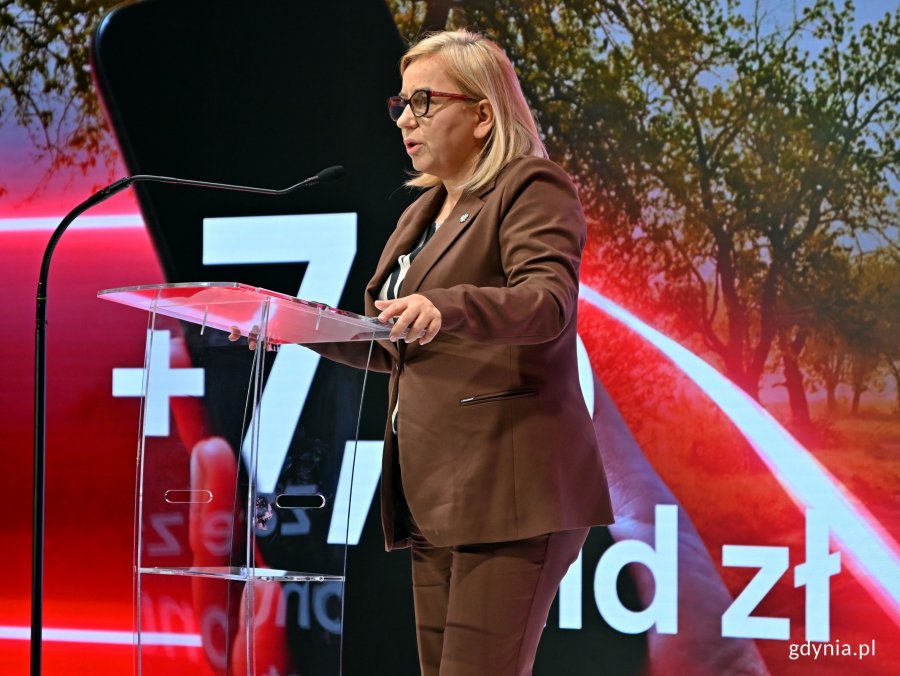 Paulina Hennig-Kloska, minister klimatu i środowiska, podczas konferencji w Olivia Star