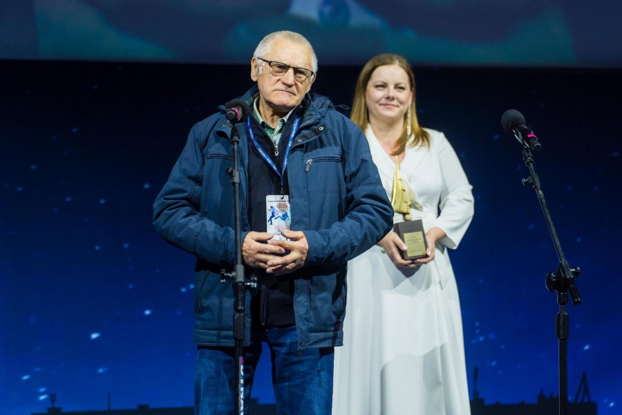 Laureat Jan Holewik wraz z prezydent Gdyni Aleksandrą Kosiorek (fot. Paweł Budziński)