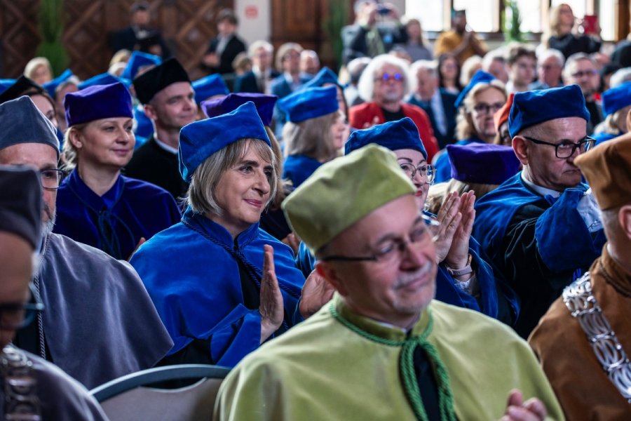 Uczestnicy uroczystości nadania tytułu doktora honoris causa UG Oldze Tokarczuk, która odbyła się w Dworze Artusa 