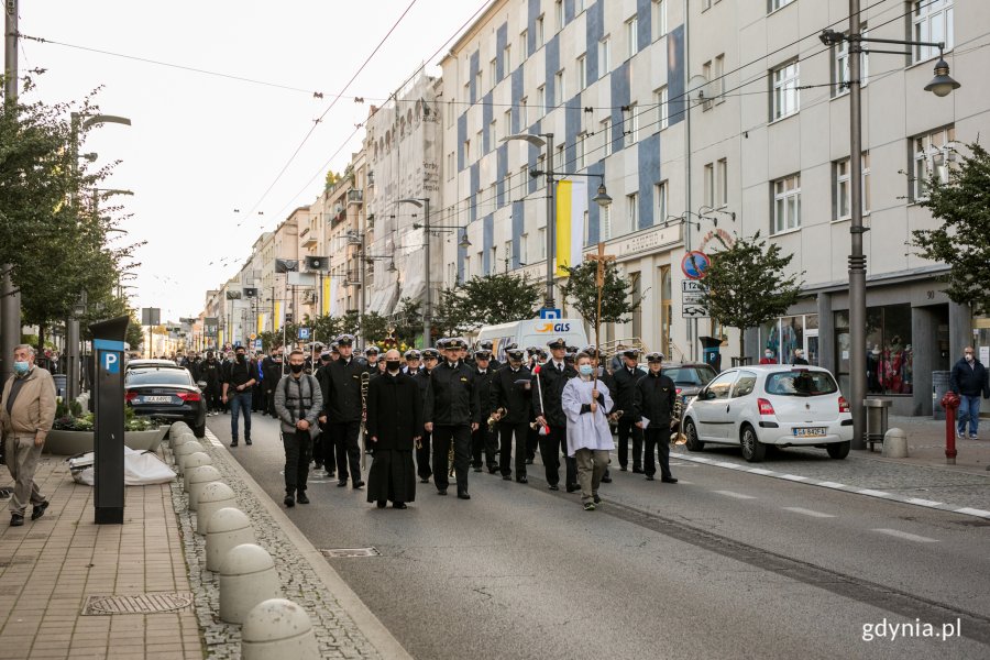 Procesja różańcowa z okazji Dnia Papieskiego w Gdyni. Przemarsz ulicą Świętojańską // fot. Karol Stańczak