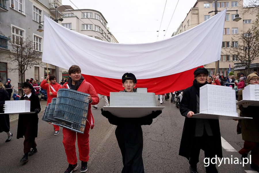 Uczestnicy parady przygotowali specjalne makiety 3D prezentujące charakterystyczne budynki w Gdyni (fot. Mirosław Pieślak)