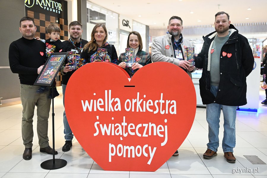 Od lewej: wiceprezydent Gdyni Maciej Zielonka, radni Dominik Aziewicz, Natalia Kłopotek-Gł&oacute;wczewska i Larysa Kramin, przewodniczący Rady Miasta Gdyni Tadeusz Szemiot oraz radny miasta Łukasz Strzałkowski podczas finału WOŚP w Centrum Riviera 