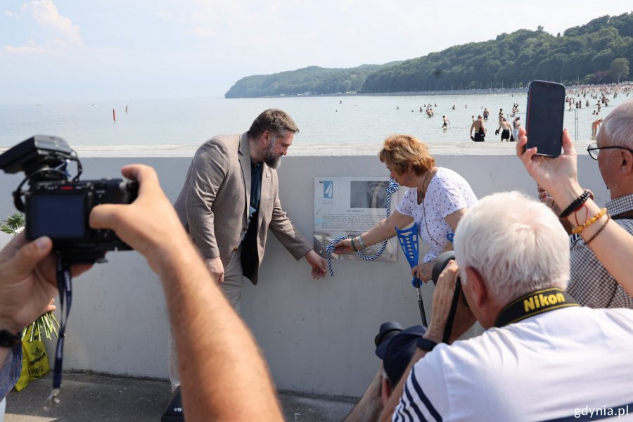 Tablicę odsłonili: c&oacute;rka kapitana Jarmiła Ulatowska i Tadeusz Szemiot, przewodniczący Rady Miasta Gdyni 