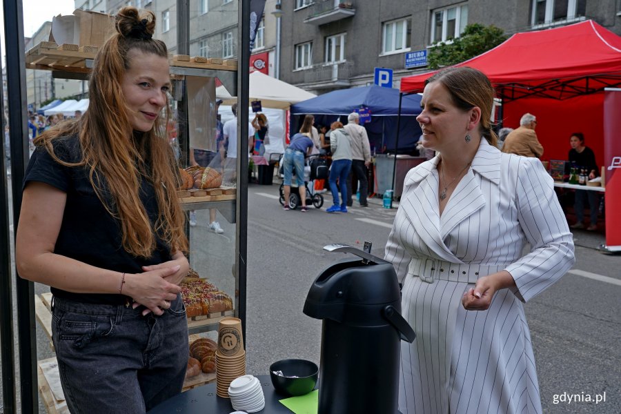 Prezydent Gdyni Aleksandra Kosiorek przy jednym ze stoisk podczas Kulinarnej Świętojańskiej