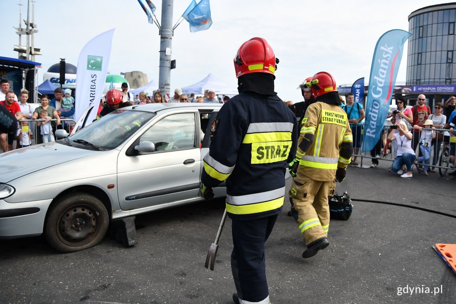 Symulacja akcji ratowniczej po wypadku drogowym w ramach 14. Moto Safety Day w Gdyni // fot. Michał Puszczewicz