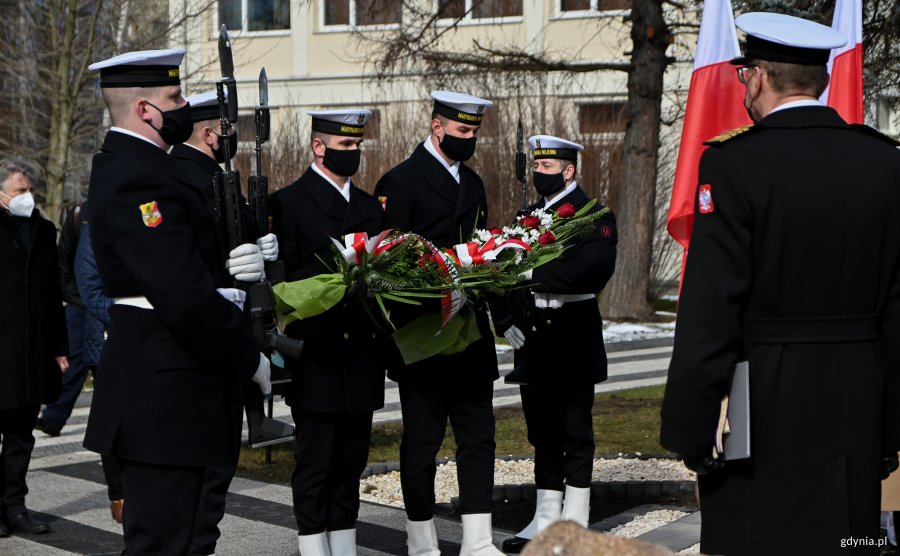 Marynarze z wiązankami kwiatów podczas uroczystości odsłonięcia tablic pamiątkowych poświęconych polskim marynarzom, którzy walczyli na frontach II wojny światowej // fot. Marcin Mielewski 