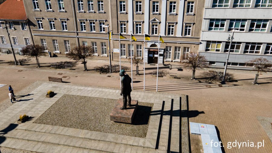W Dniu Jedności Kaszubów Gdynia mieni się czarno-złotymi barwami – flagi dumnie powiewają na Placu Kaszubskim i wzdłuż Świętojańskiej, symbolizując kaszubską tożsamość miasta. (fot. Michał Sałata)