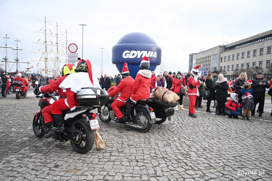 Akcja "Mikołaje na motocyklach" na ulicach Gdyni // fot. Michał Puszczewicz