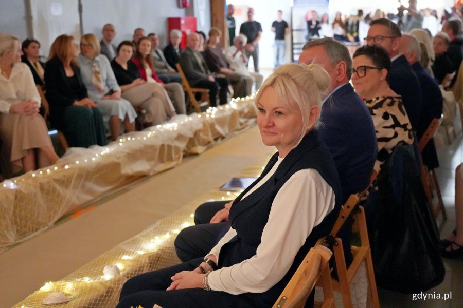 Uczestnicy obchod&oacute;w jubileuszu CKZiU nr 2 zgromadzeni w miejscu uroczystości, a wśr&oacute;d nich Iwona Tanewska &ndash; naczelniczka Wydziału Edukacji Urzędu Miasta Gdyni