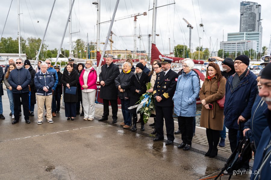 Uroczyste odsłonięcie tablicy Bohdana Sienkiewicza w alei Żeglarstwa Polskiego z okazji 60-lecia Pomorskiego Związku Żeglarskiego – druga od prawej radna miasta Gdyni Anna Szpajer, obok radna Joanna Zielińska (fot. Kamil Złoch)