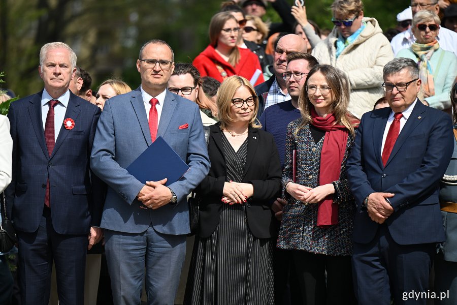 Od lewej: senator Sławomir Rybicki, wicewojewoda pomorski Emil Rojek, wiceprezydentka Gdyni Oktawia Gorzeńska, Agnieszka Dziemianowicz-Bąk - ministra rodziny, pracy i polityki społecznej oraz Krzysztof Kozubowski - członek zarządu okręgu pomorskiego Światowego Związku Żołnierzy Armii Krajowej podczas uroczystości z okazji Święta Narodowego Trzeciego Maja 