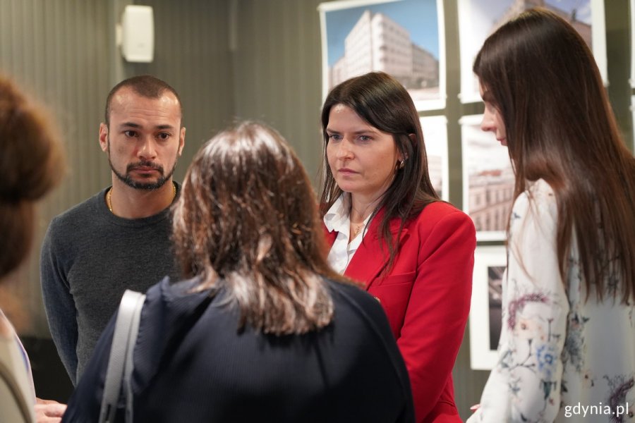 Wiceprzewodnicząca Rady Miasta Gdyni Mariola Śrubarczyk-Cichowska i radny miasta Marcus da Silva na spotkaniu w InfoBoksie