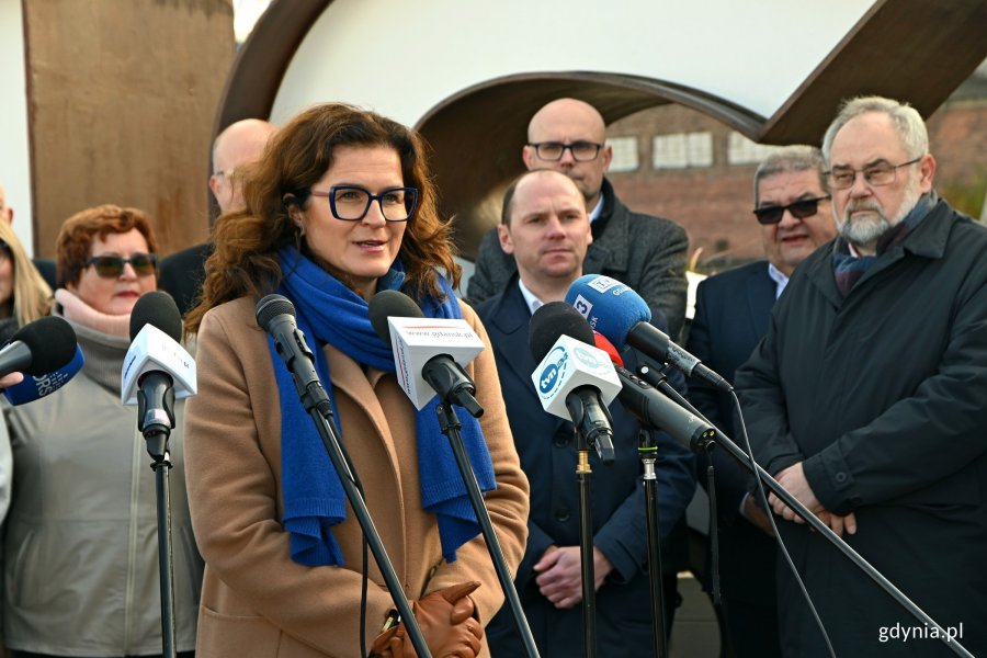 Prezydent Gdańska Aleksandra Dulkiewicz w towarzystwie parlamentarzystów i samorządowców z Pomorza podczas briefingu na temat ustawy metropolitalnej