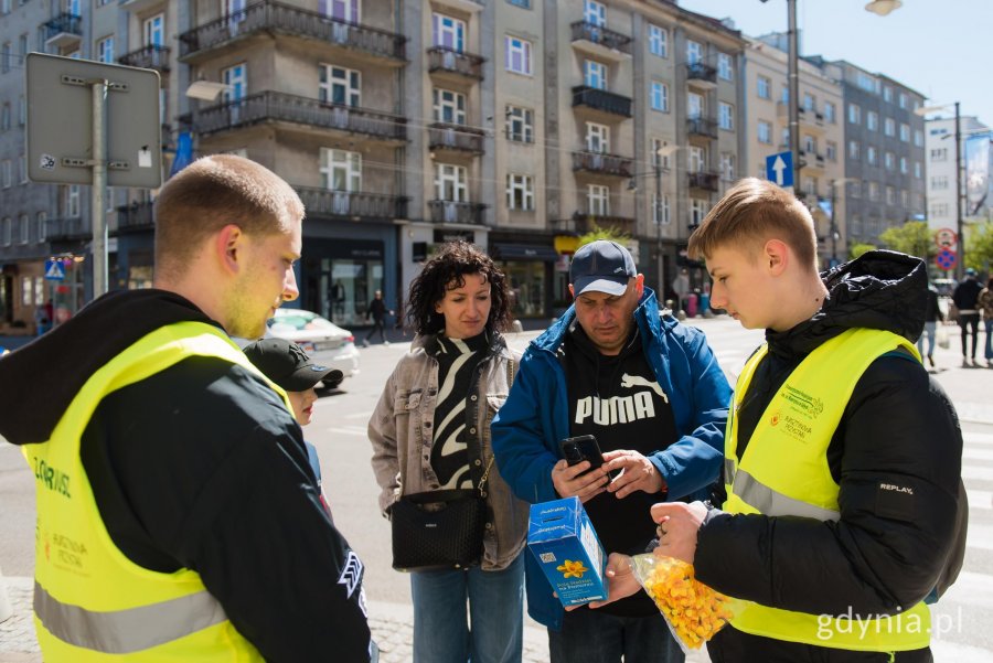 Dwaj mężczyźni z puszką
