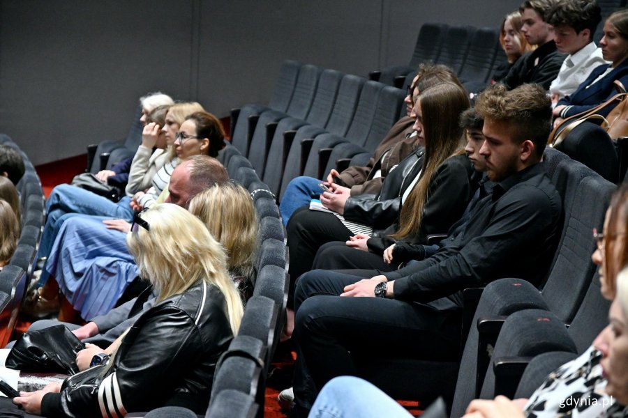 Uczestnicy gali finałowej Pomorskiego Festiwalu Kr&oacute;tkich Film&oacute;w o HIV w sali Warszawa Gdyńskiego Centrum Filmowego 