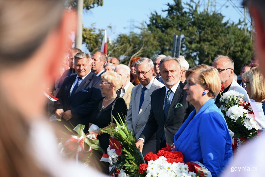 Symboliczne złożenie kwiatów pod pomnikiem Ofiar Grudnia '70, fot. Kamil Złoch