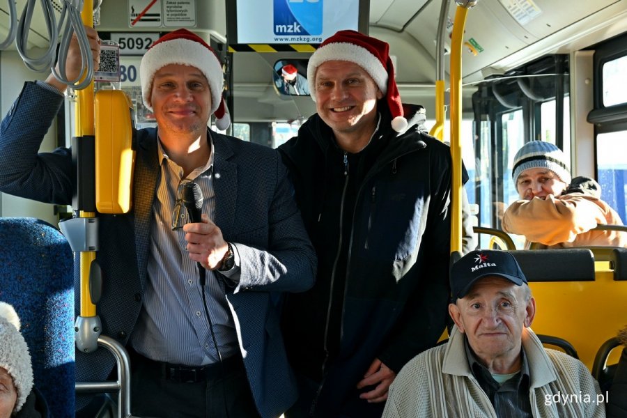 Od prawej: Lech Żurek – prezes Przedsiębiorstwa Komunikacji Autobusowej w Gdyni oraz Marcin Wołek, wiceprzewodniczący Rady Miasta Gdyni podczas wycieczki z mieszkańcami DPS-u w Gdyni 