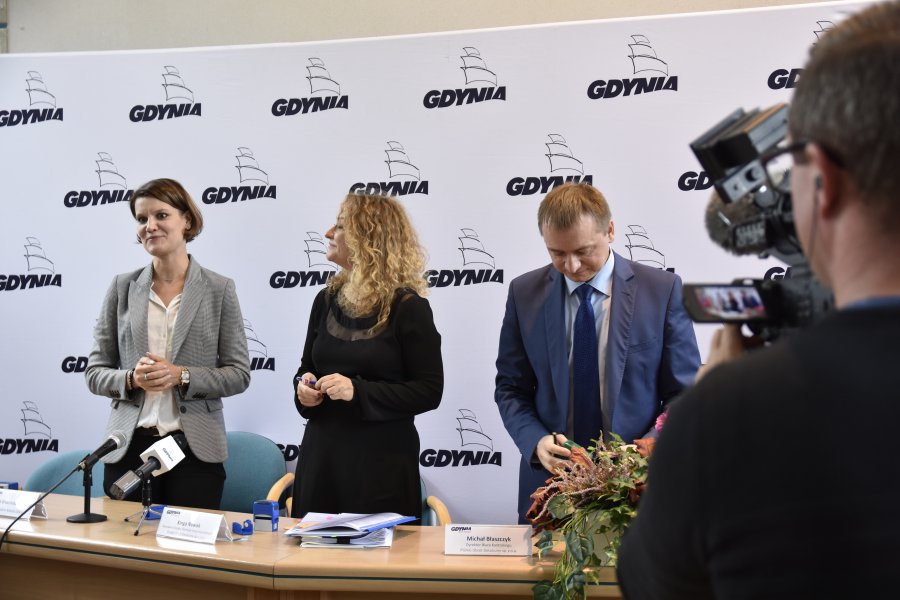 Katarzyna Gruszecka-Spychała, wiceprezydent Gdyni, Kinga Nowak, kierownik działku klientów instytucjonalnych PGNiG Obrót Detaliczny sp. z o.o., Michał Błaszczyk, dyrektor biura kontrolingu PGNiG Obrót Detaliczny sp. z o.o. podpisują umowę na kompleksową dostawę gazu ziemnego na rok 2019 // fot. Agnieszka Wołowicz-Bińkowska