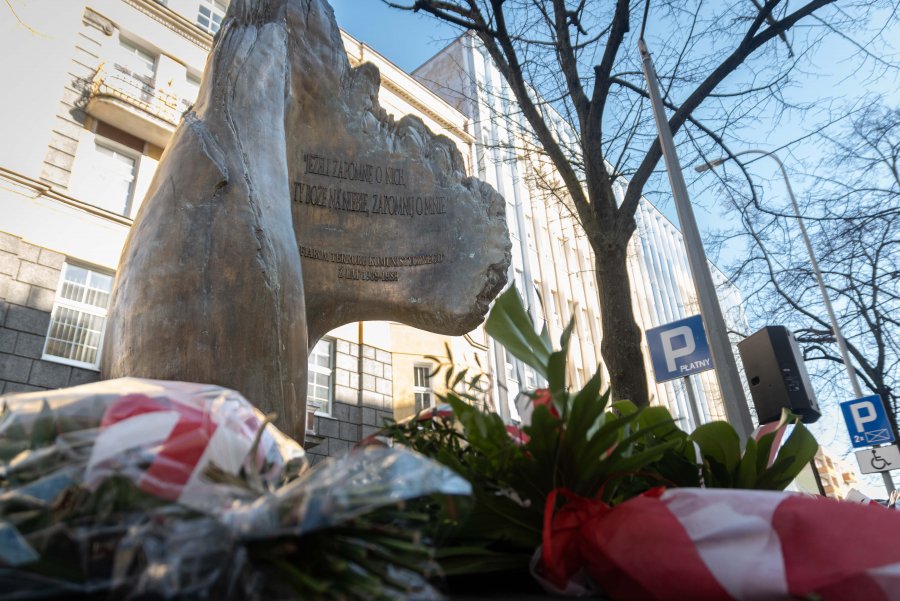 Pomnik Ofiar Terroru Komunistycznego przy ul. Pułaskiego w Gdyni i złożone na nim wiązanki kwiatów // fot. Kamil Złoch