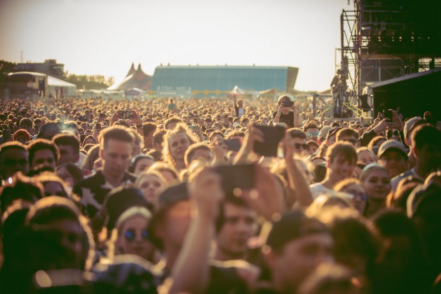 Uczestnicy festiwalu bawiący się przed sceną główną // fot. Piotr Tarasewicz