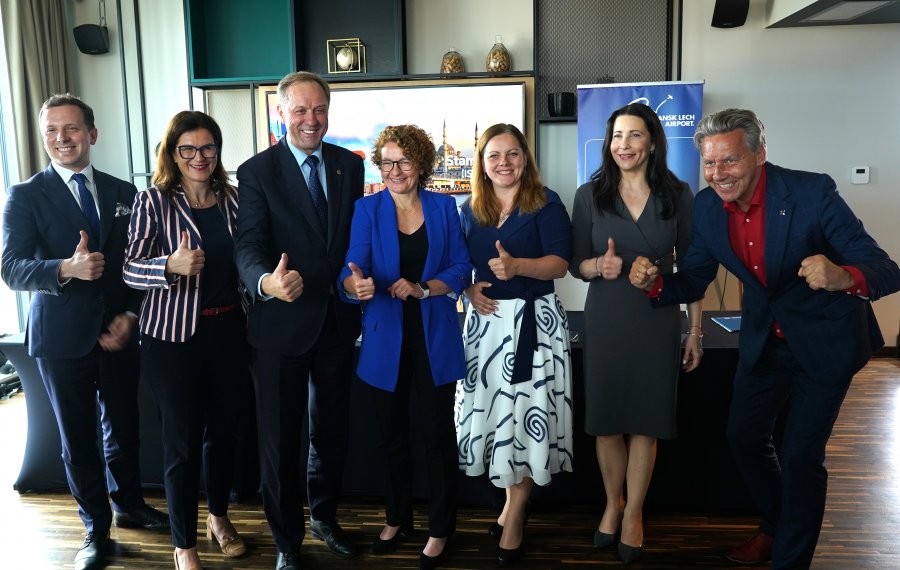 Uczestnicy konferencji: prezes Portu Lotniczego Gdańsk Tomasz Kloskowski, dyrektor Biura Siatki Połączeń LOT Robert Luder, prezydent Gdyni Aleksandra Kosiorek, prezydent Sopotu Magdalena Czarzyńska-Jachim, marszałek województwa pomorskiego Mieczysław Struk, prezydent Aleksandra Dulkiewicz, Dorota Dmuchowska, członek zarządu LOT ds. operacyjnych 