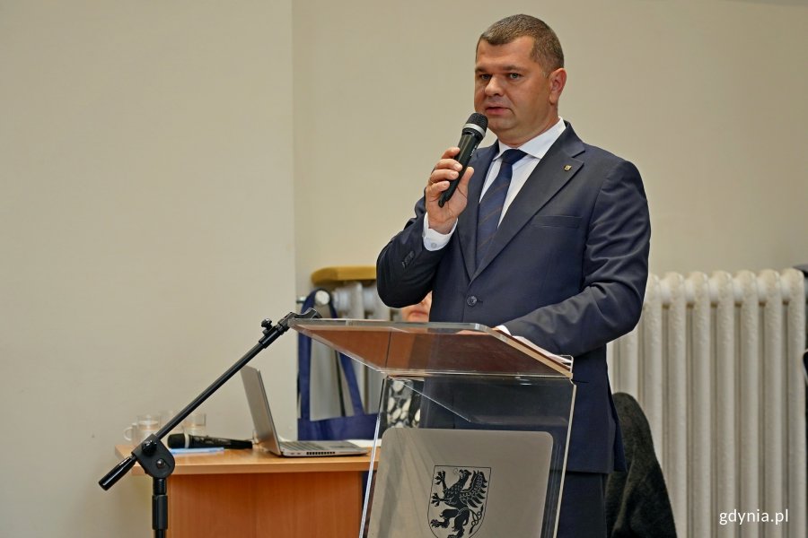 Adam Gawrylik – członek zarządu województwa pomorskiego przemawiający podczas 38. Pomorskiego Forum Samorządowego ds. Profilaktyki i Promocji Zdrowia 