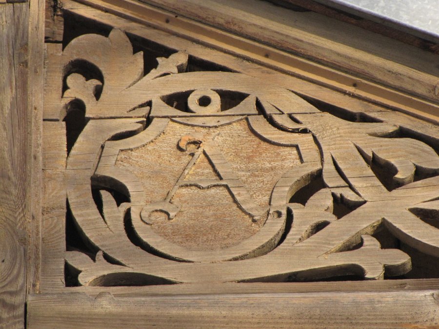 Ażurowy ornament drewniany z monogramem &bdquo;A&rdquo; przed pracami konserwatorskimi