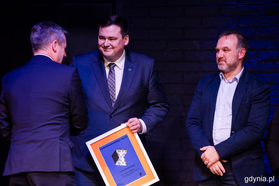Łukasz Kobus, sekretarz Miasta i dyrektor Urzędu Miasta Gdyni, oraz Maciej Warszakowski, zastępca dyrektora LIS, odbierają gratulacje na scenie Teatru Wybrzeże, fot. Karol Stańczak/gdynia.pl