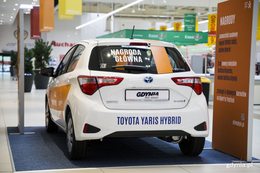 Hybrydowa Toyota Yaris to główna nagroda w loterii. Można ją oglądać w Centrum Riviera // fot. Przemysław Kozłowski
