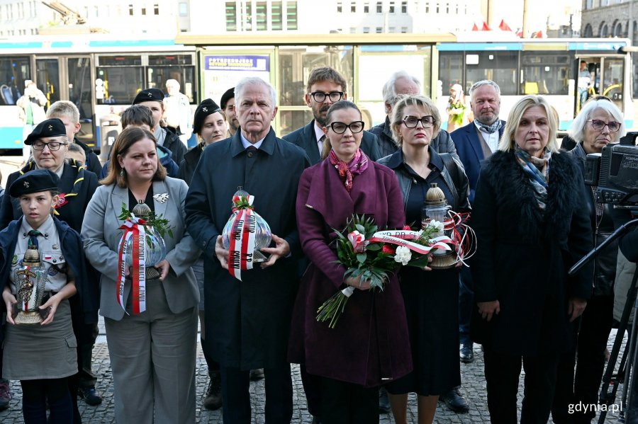 Od lewej: prezydent Gdyni Aleksandra Kosiorek, senator Sławomir Rybicki, posłanka Wioleta Tomczak, radna Gdyni Agnieszka Tokarska, przewodnicząca Rady Miasta Gdyni Beata Zastawna oraz radna Gdyni Joanna Zielińska podczas uroczystości z okazji 87. rocznicy pierwszych wysiedleń Gdynian
