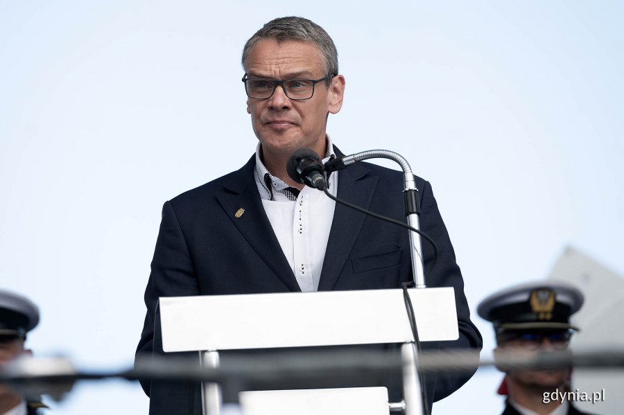 Marcin Wołek - wiceprzewodniczący Rady Miasta Gdyni wygłaszający przemówienie okolicznościowe podczas apelu z okazji święta 43. Bazy Lotnictwa Morskiego i Dywizjonu Okrętów Bojowych 