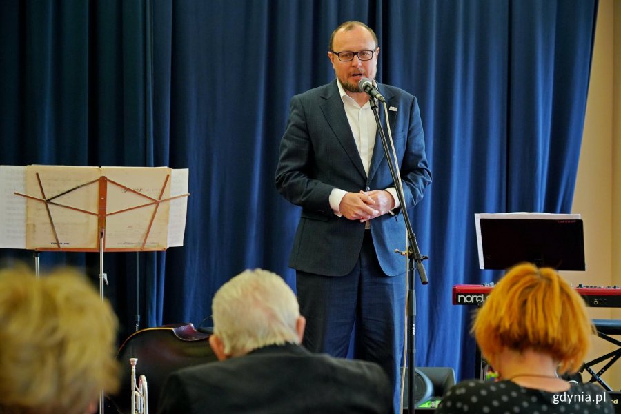 Mariusz Bzdęga, dyrektor zarządzający ds. kultury i aktywności mieszkańc&oacute;w Urzędu Miasta Gdyni, przemawiający podczas uroczystości z okazji 91. urodzin Przemysława Dyakowskiego 