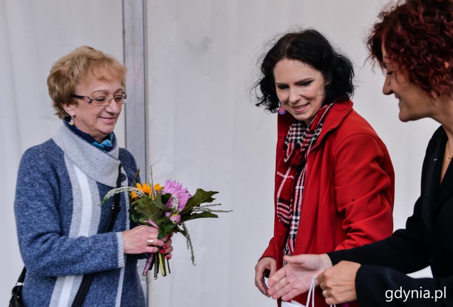 Laureaci konkursu "Gdynia w Kwiatach" odebrali z rąk przewodniczącej Rady Miasta Joanny Zielińskiej nagrody i wyróżnienia // fot. Przemysła Świderski