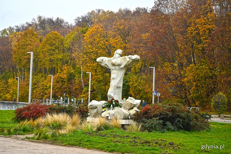 Uroczystości ku pamięci zaginionych i zmarłych na morzu przy pomniku „Zaginionych na morzu” w Gdyni, fot. Michał Puszczewicz