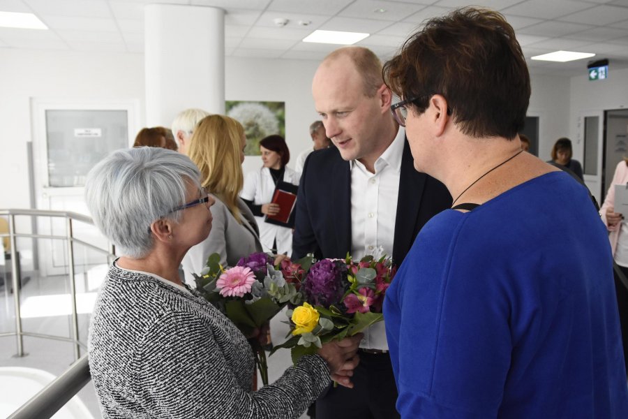 Wernisaż pełen nadziei. Na zdjęciu:Katarzyna Gulczyńska, założycielka fundacja „Pokonaj raka”, Anna Melki, dyrektor Gdyńskiego Centrum Zdrowia, Bartosz Bartoszewicz, wiceprezydent Gdyni ds.jakości życia. // fot. Michał Kowalski