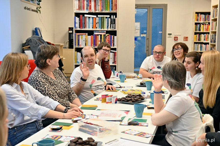 R&oacute;wni goście z pracownikami Biblioteki Gdynia podczas warsztat&oacute;w w Bibliotece Śr&oacute;dmieście 