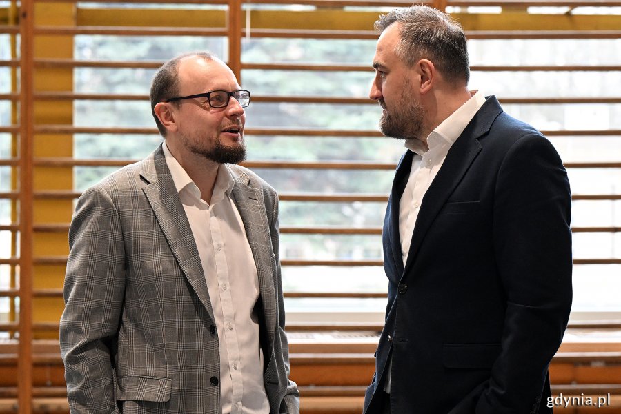 Na śniadaniu rozmawiają Mariusz Bzdęga, dyrektor zarządzający ds. kultury i aktywności mieszkańców i Tomasz Augustyniak, dyrektor zarządzający ds. społecznych