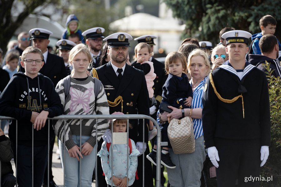 Mieszkańcy i marynarze zgromadzeni na skwerze Kościuszki, którzy przyglądają się uroczystościom z okazji święta 43. Bazy Lotnictwa Morskiego i Dywizjony Okrętów Bojowych