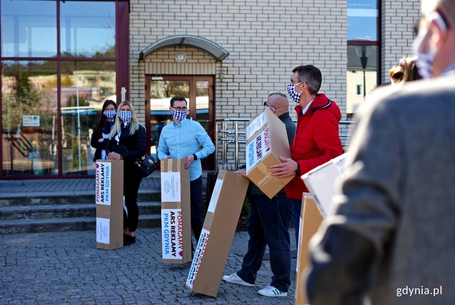 Pracownicy PKM dostarczyli przyłbice dla personelu Domu Pomocy Społecznej na Pustkach Cisowskich, fot. Kamil Złoch