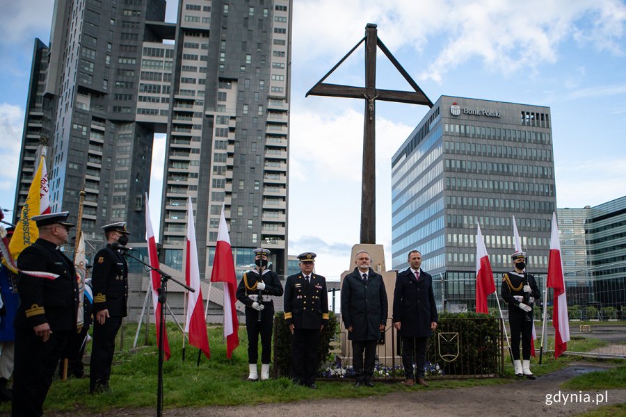 Uroczystość odsłonięcia tablicy pamiątkowej na cokole Krzyża Rybackiego im. Tadeusza Wendy w setną rocznicę odprawienia polowej mszy św. z okazji rozpoczęcia budowy portu w Gdyni. Fot. Anna Rezulak