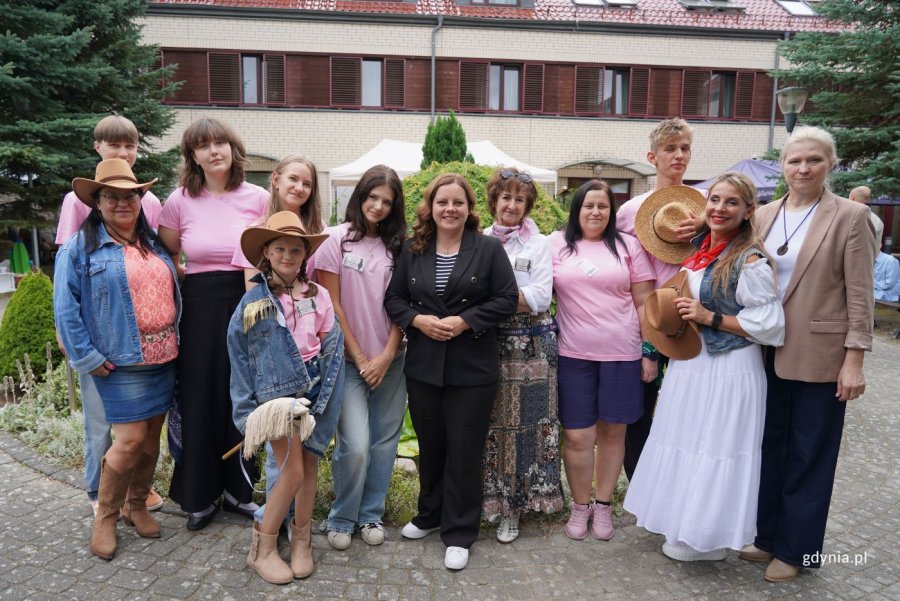 Wspólne zdjęcie prezydent Gdyni Aleksandry Kosiorek, dyrektor DPS-u Lilianna Szewczuk - Putrym, podopiecznych i wolontariuszy (fot. Magdalena Starnawska)