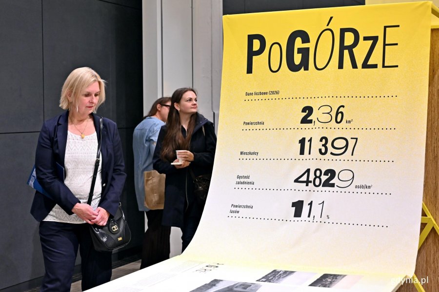Przewodnicząca Rady Miasta Gdyni Beata Zastawna oglądająca wystawę &bdquo;Gen 100 &ndash; gdyński kod wsp&oacute;lnoty&rdquo; 