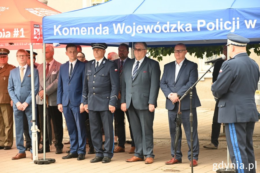 Uczestnicy otwarcia wystawy ustawieni w rzędach pod namiotami // fot. Magdalena Śliżewska