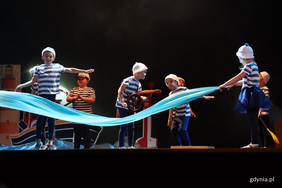 VIII Koncert Patriotyczny &bdquo;Wolna jak ptak&rdquo;, na zdjęciu dzieci z Przedszkola nr 43 &bdquo;Jantarek&rdquo;(fot. Katarzyna Balcerzak)