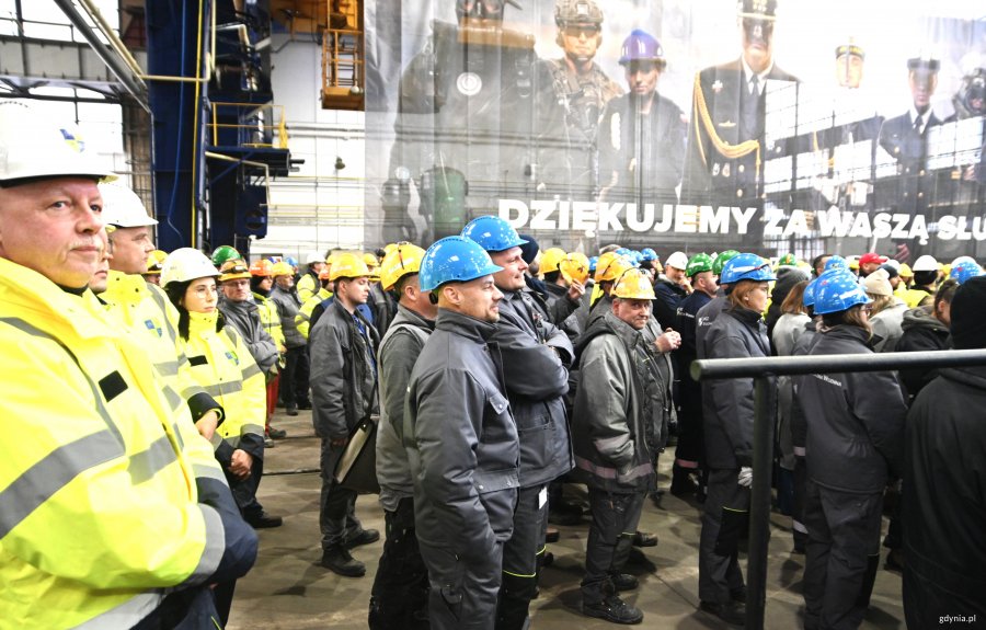 Stoczniowcy w strojach służbowych