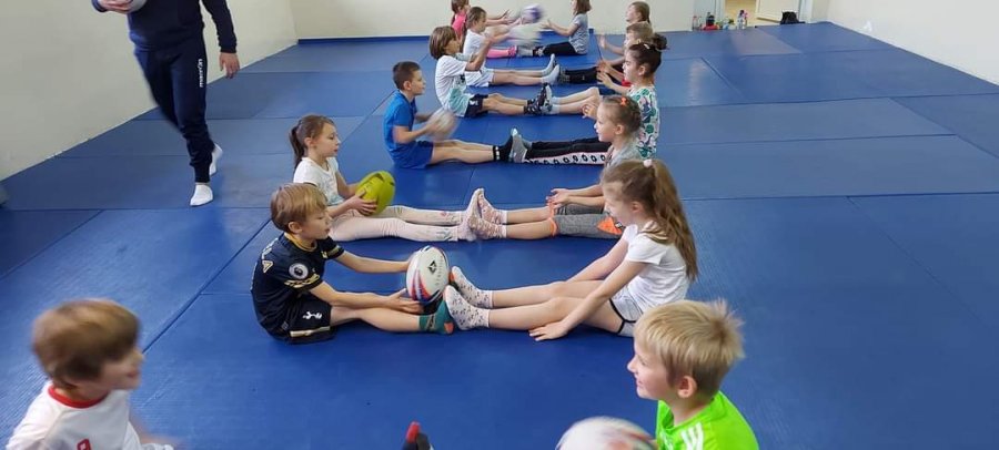 Dzieci ze Szkoły Podstawowej nr 45 ćwiczą na sali gimnastycznej // fot. SP 45